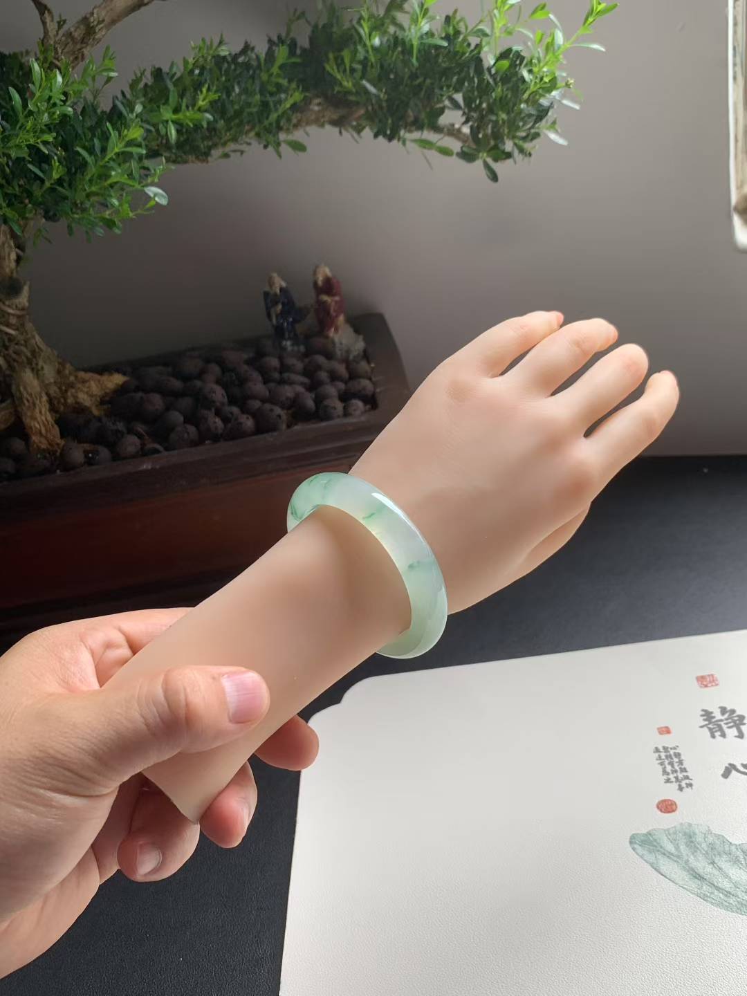 冰胶飘花正圈翡翠手镯