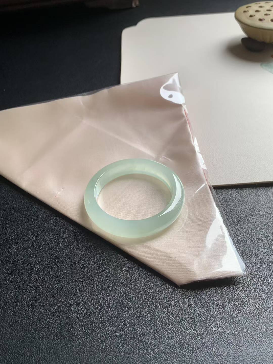 冰胶葡萄肉正圈翡翠手镯