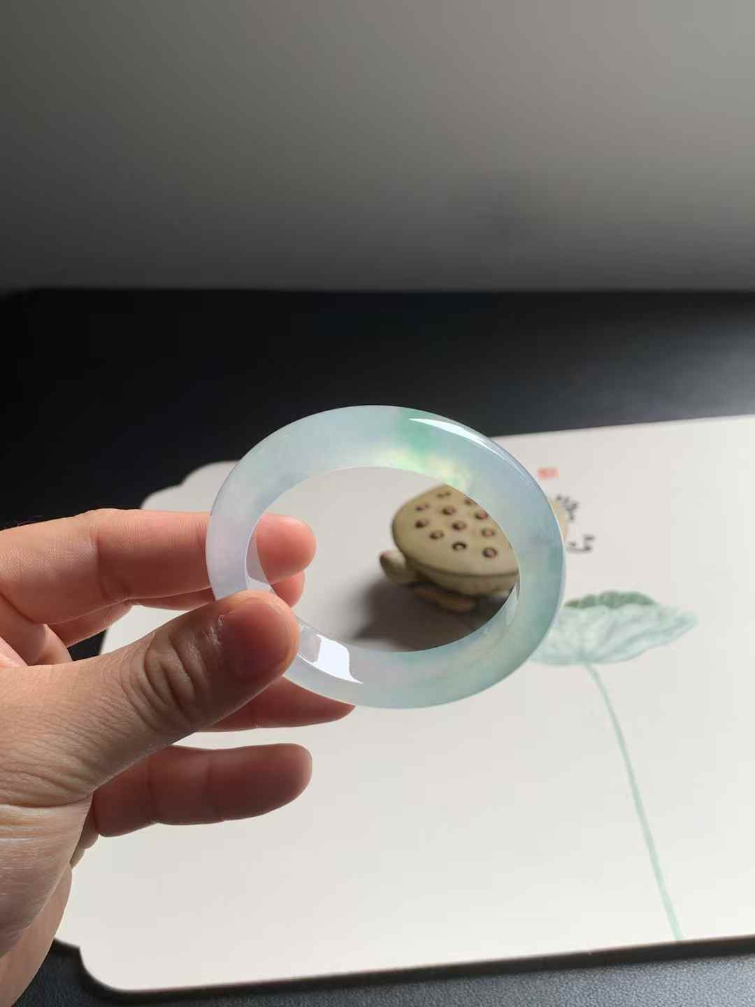 高冰种阳绿花正圈翡翠手镯