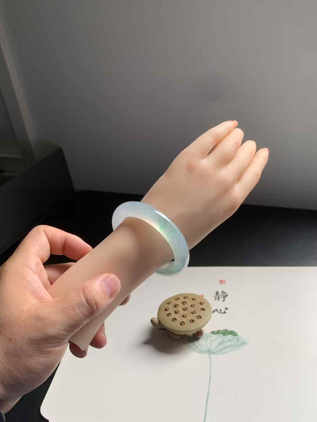 高冰种阳绿花正圈翡翠手镯