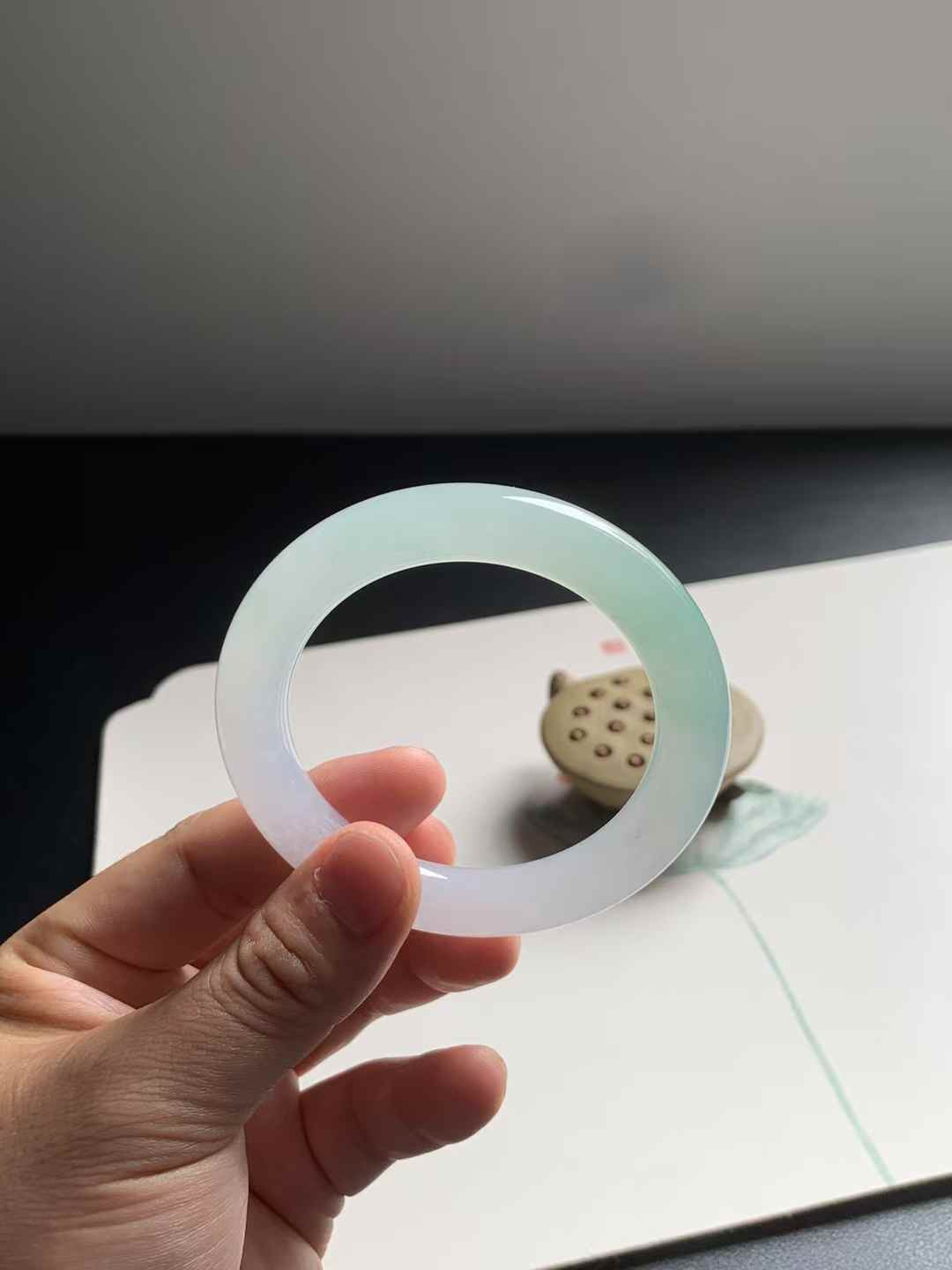 冰绿圆条翡翠手镯