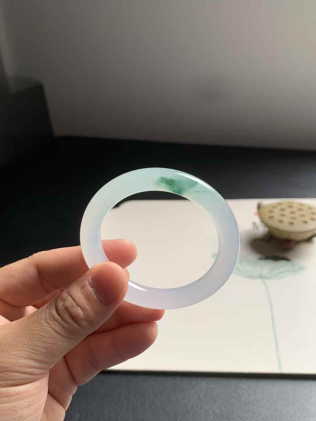 冰胶飘花圆条翡翠手镯