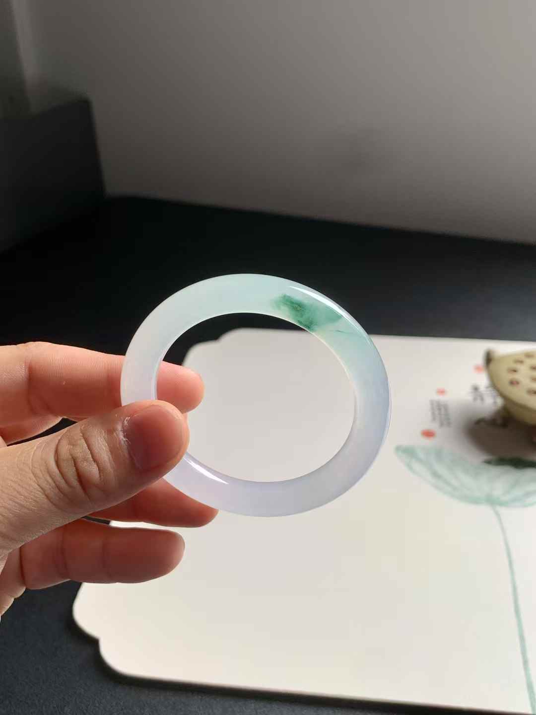 冰胶飘花圆条翡翠手镯
