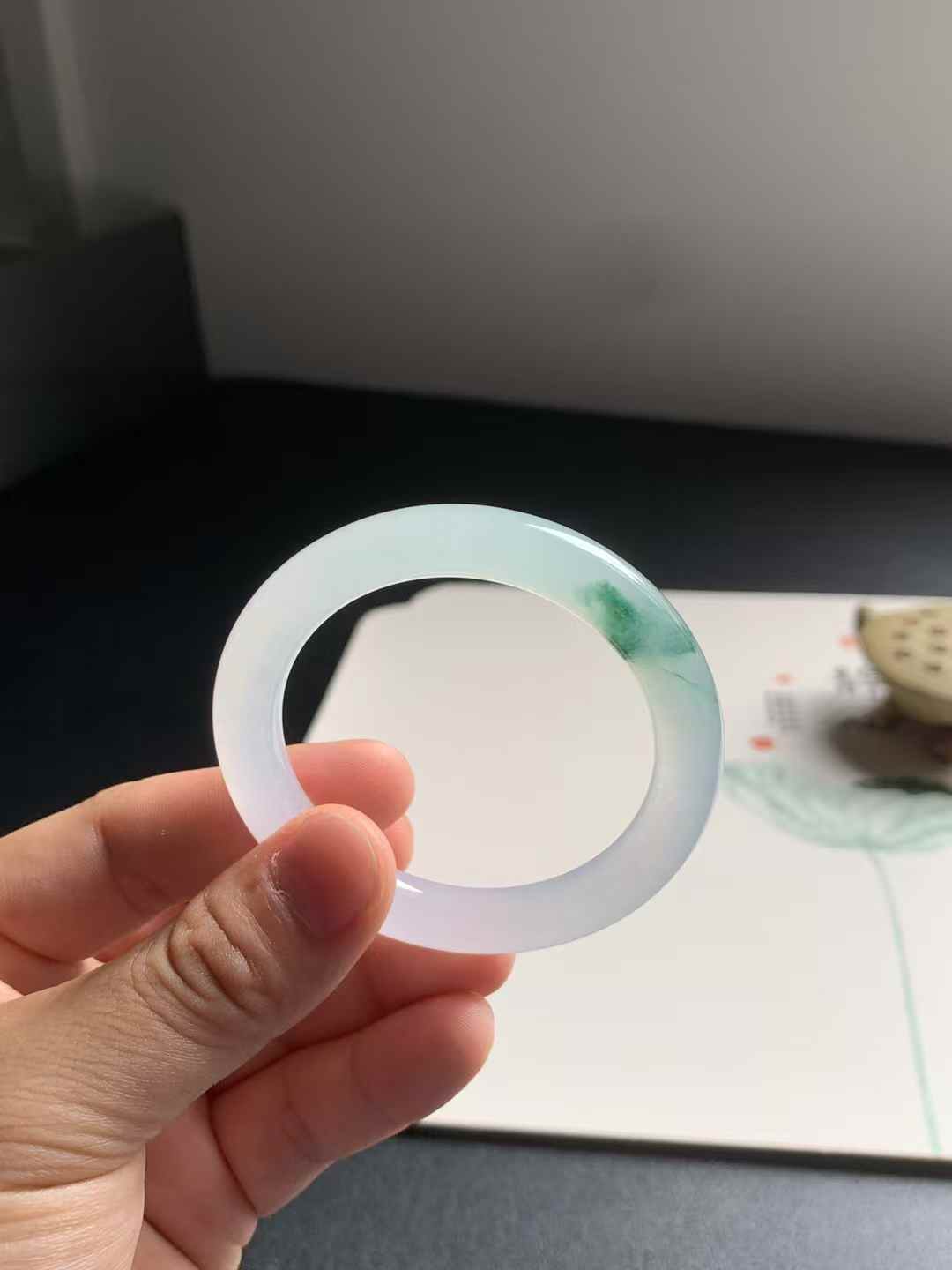 冰胶飘花圆条翡翠手镯
