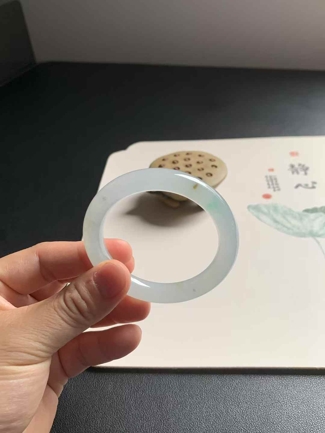 冰胶金丝绿圆条翡翠手镯