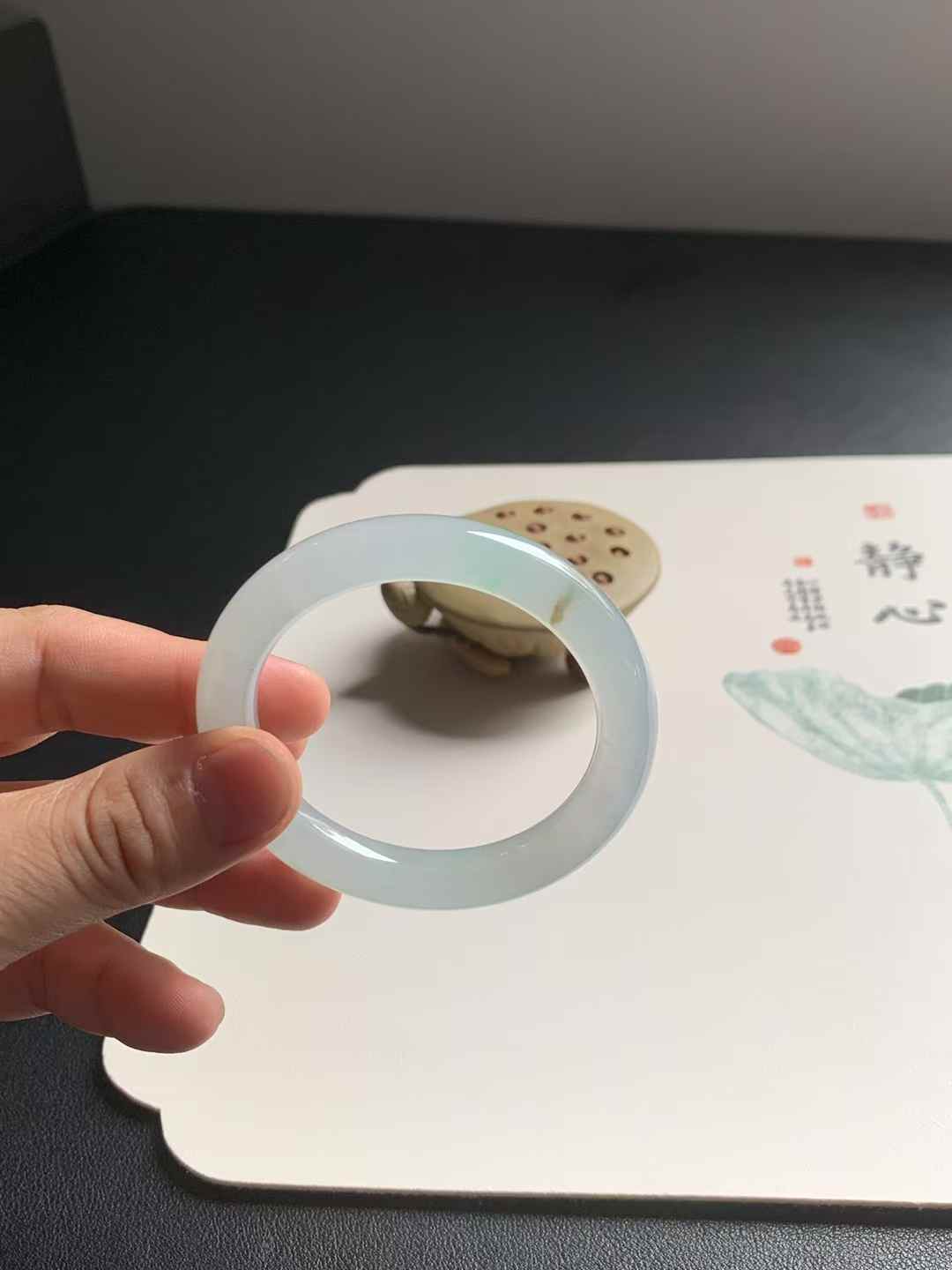冰胶金丝绿圆条翡翠手镯