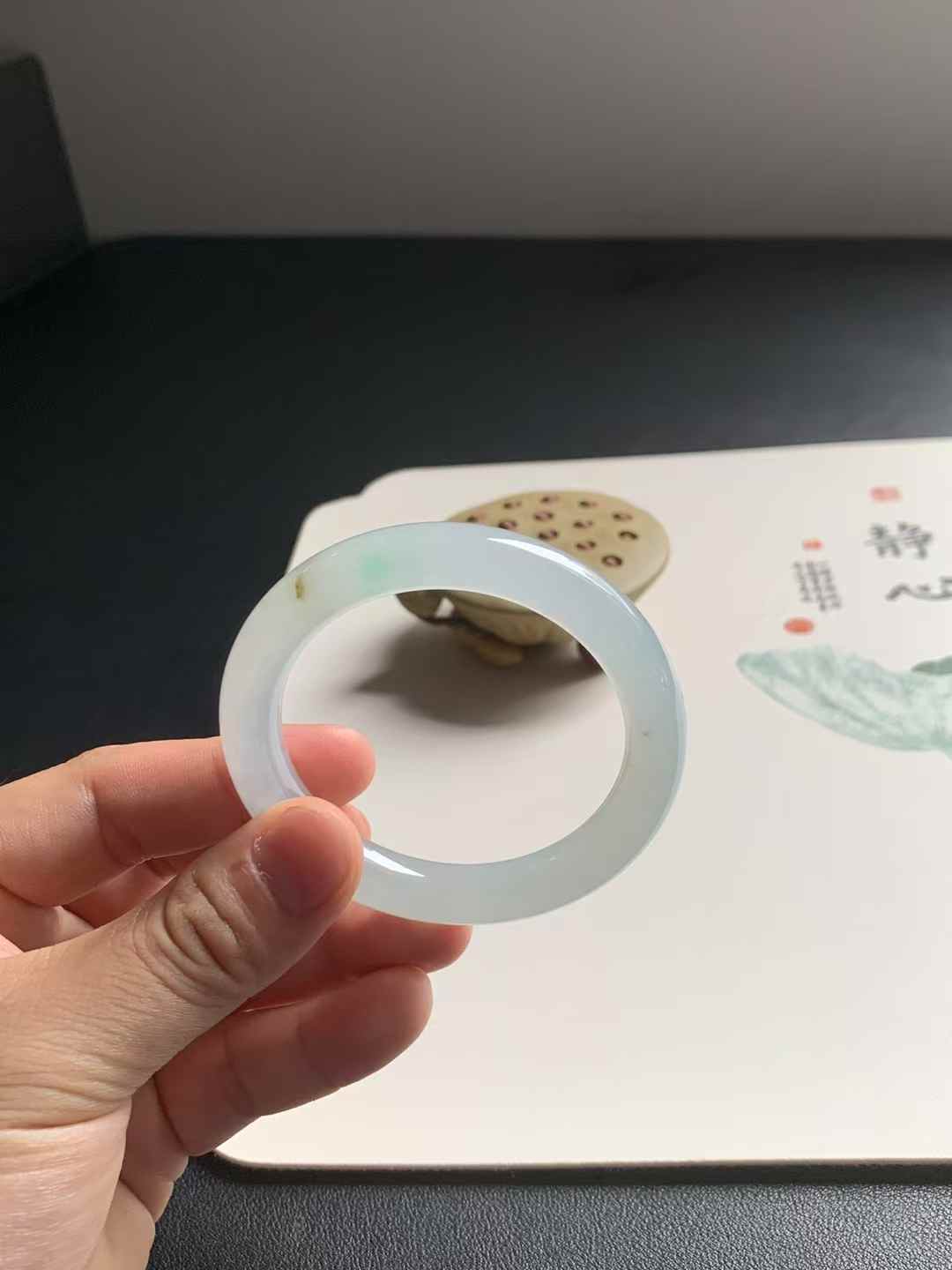 冰胶金丝绿圆条翡翠手镯