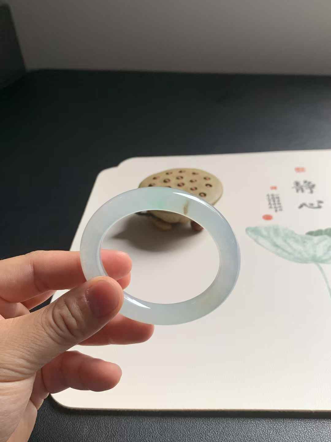 冰胶金丝绿圆条翡翠手镯