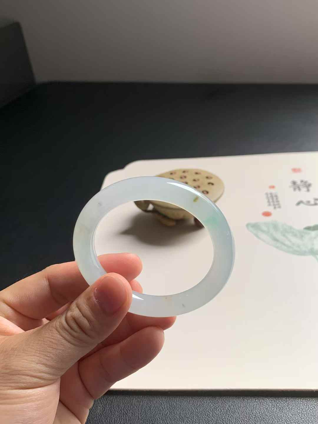冰胶金丝绿圆条翡翠手镯