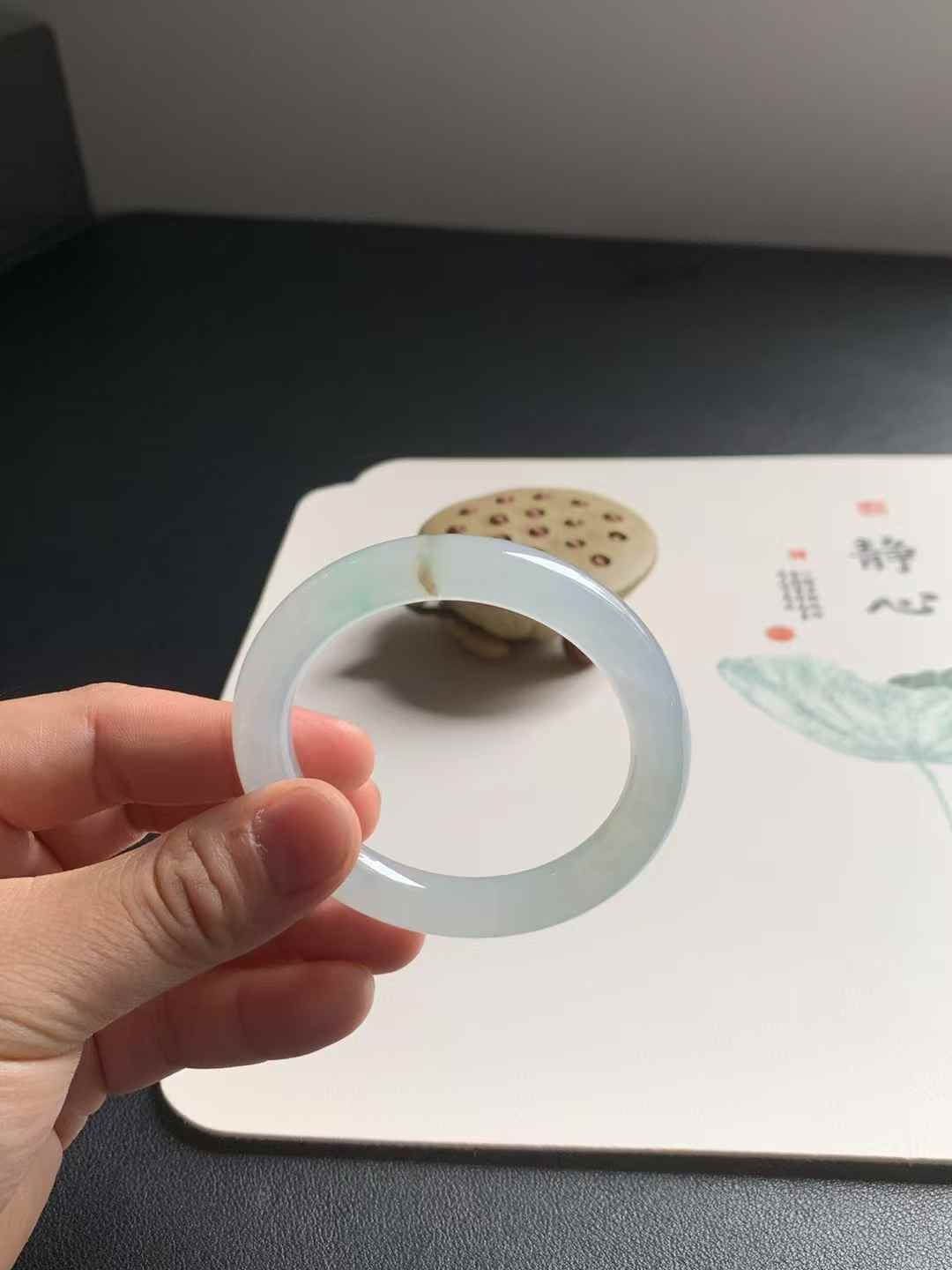 冰胶金丝绿圆条翡翠手镯