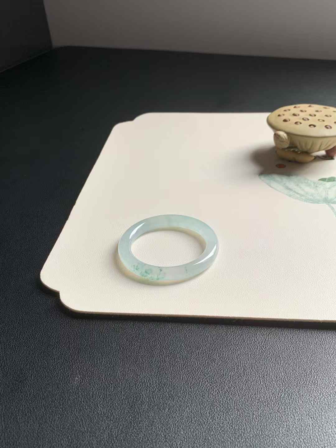 冰底起光飘花圆条翡翠手镯