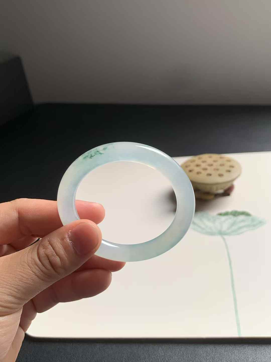 冰底起光飘花圆条翡翠手镯