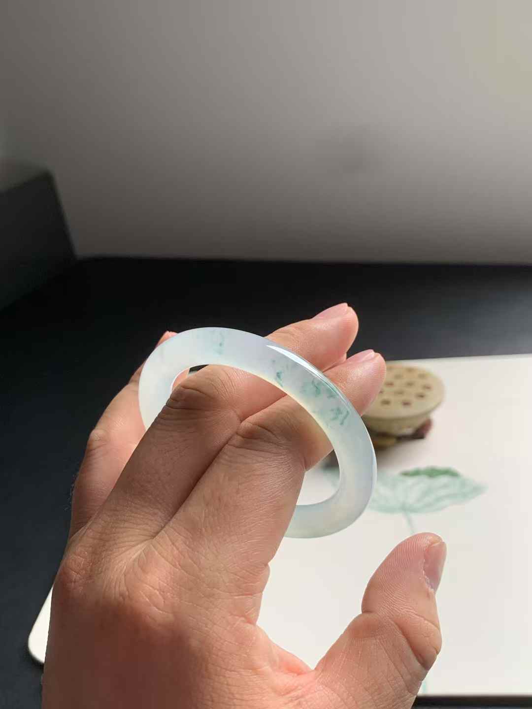 冰底起光飘花圆条翡翠手镯