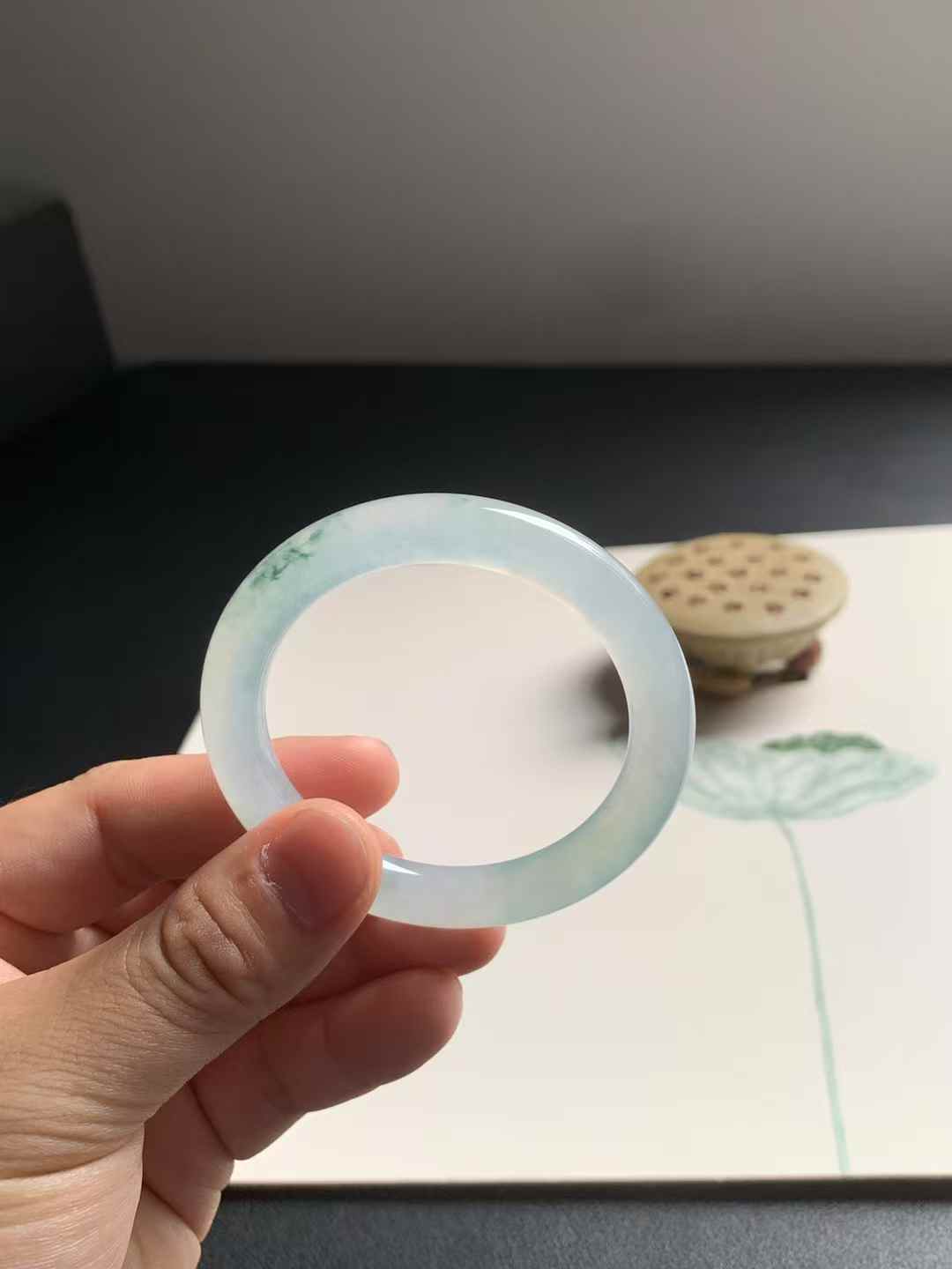 冰底起光飘花圆条翡翠手镯