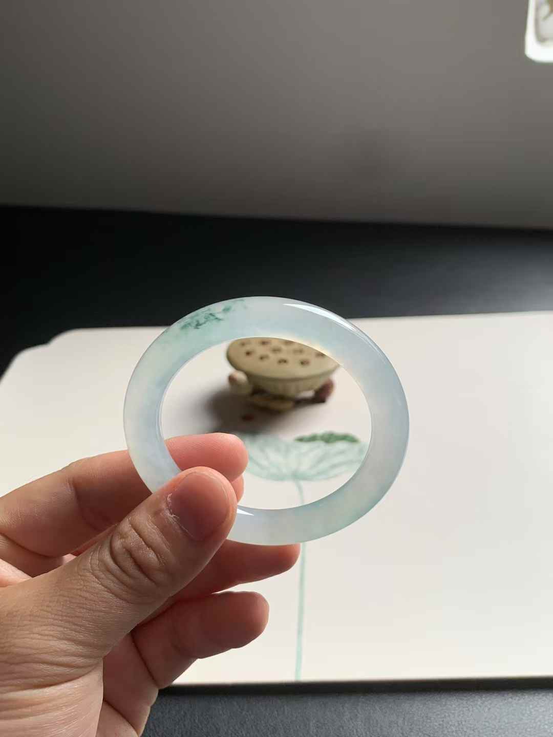 冰底起光飘花圆条翡翠手镯