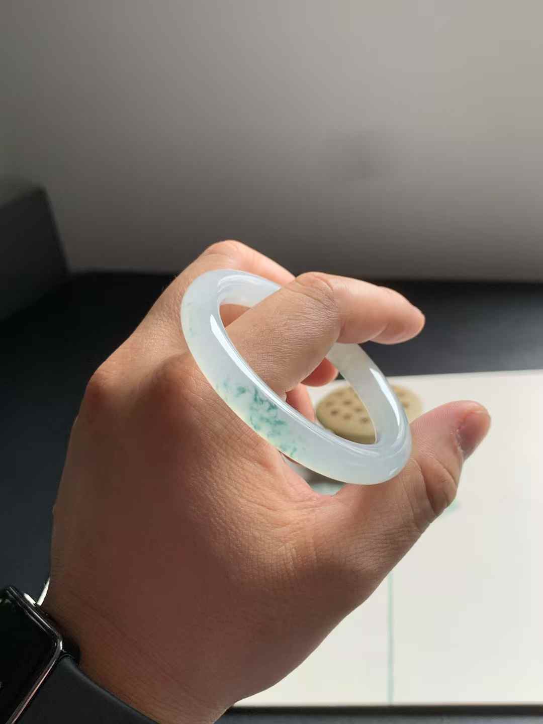 冰底起光飘花圆条翡翠手镯