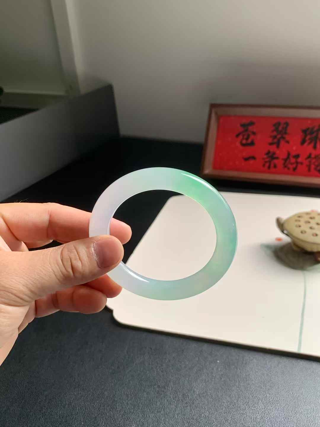 冰绿圆条翡翠手镯