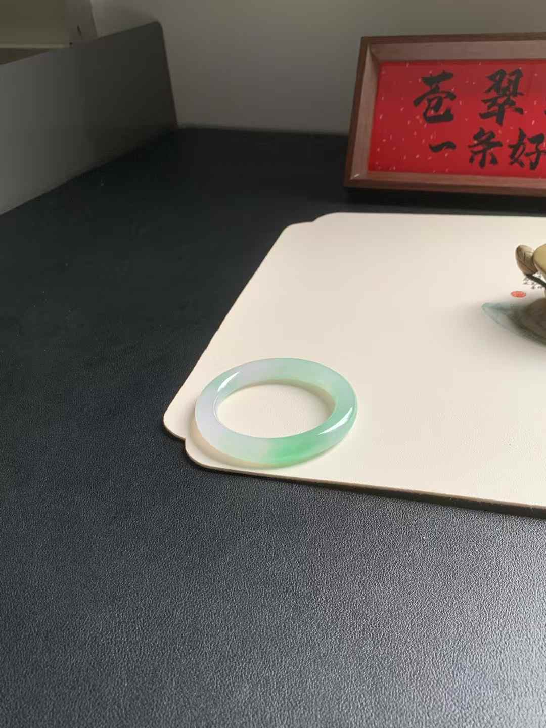 冰绿圆条翡翠手镯