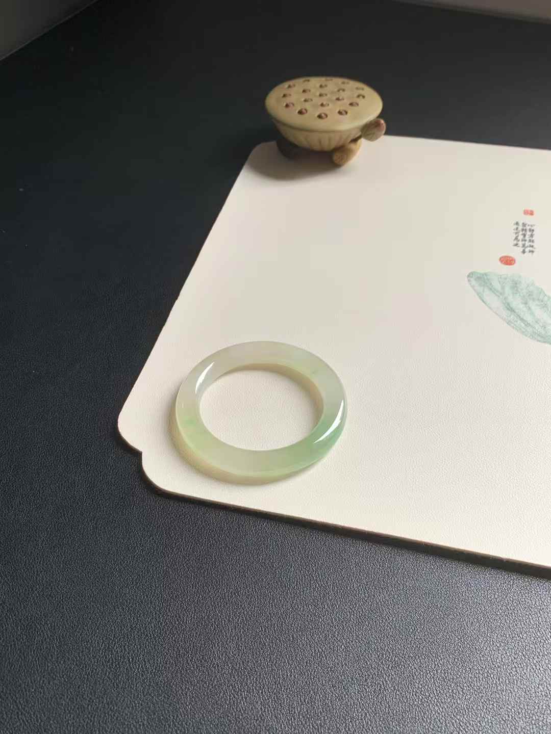 冰胶黄加绿圆条翡翠手镯