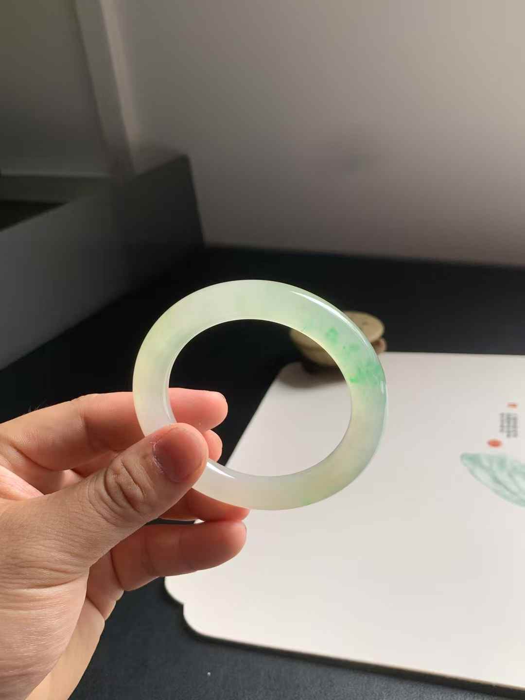 冰胶黄加绿圆条翡翠手镯