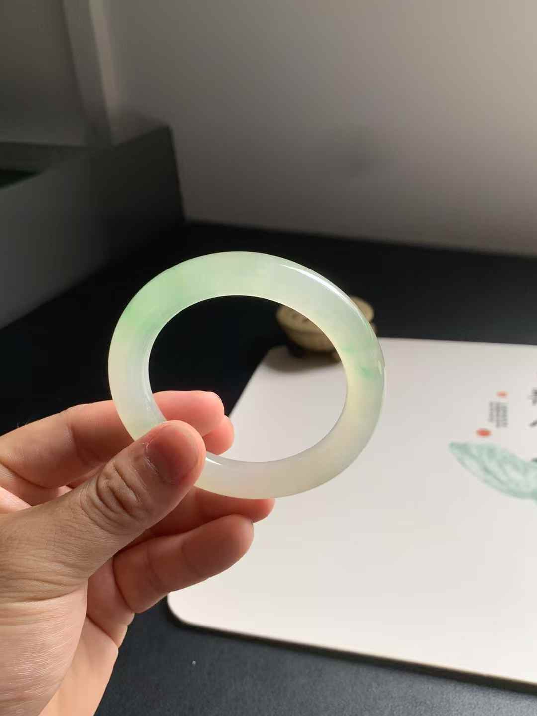 冰胶黄加绿圆条翡翠手镯