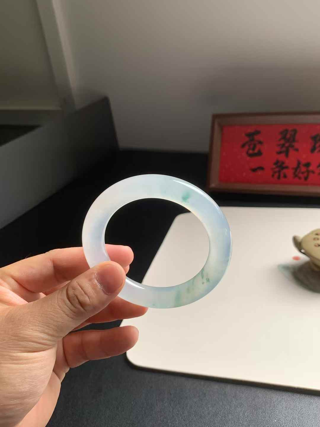 冰胶飘花圆条翡翠手镯