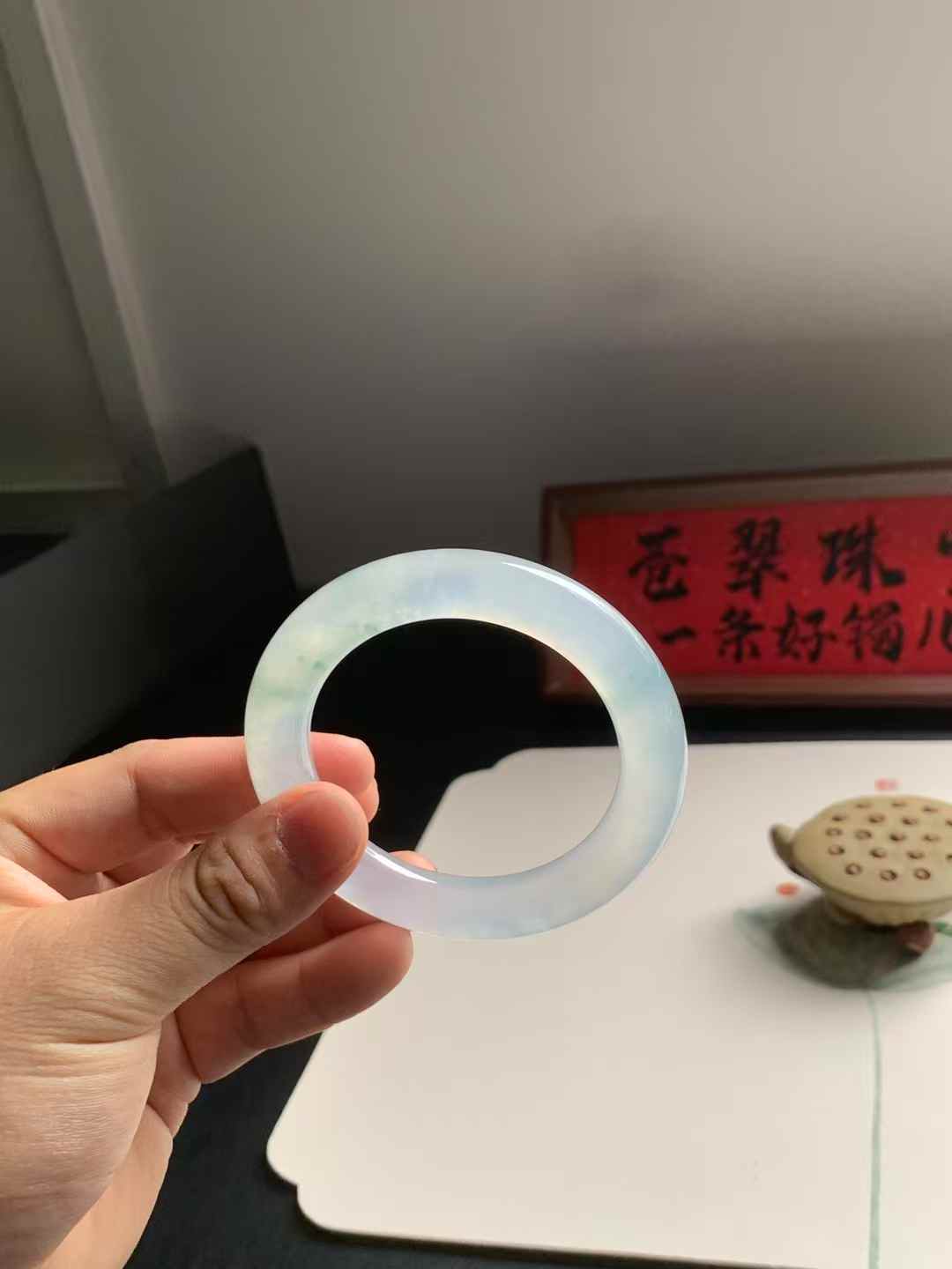 冰胶飘花圆条翡翠手镯