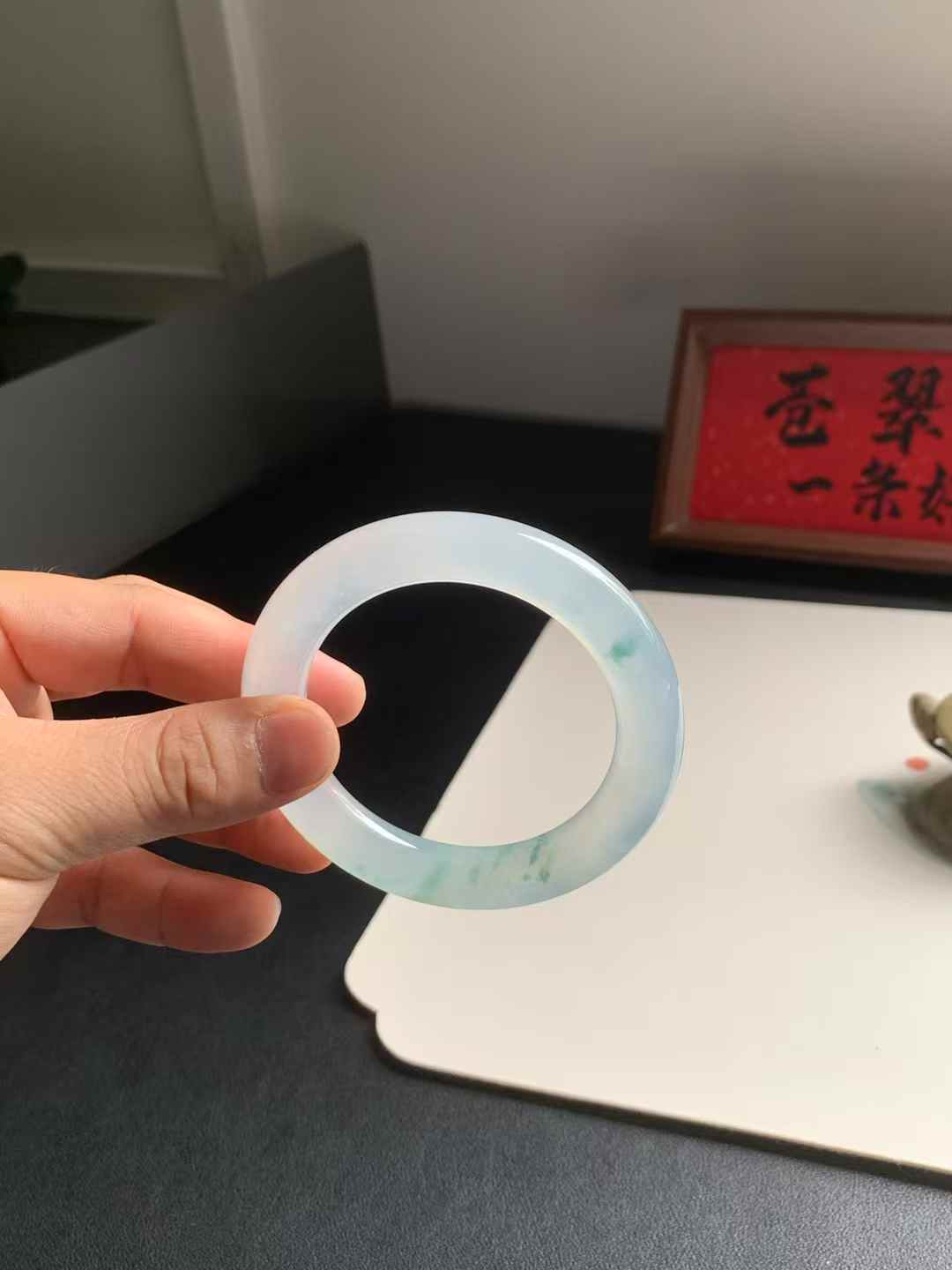 冰胶飘花圆条翡翠手镯