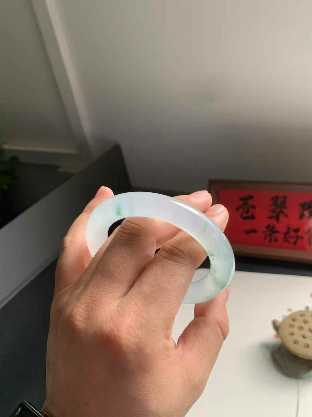 冰胶飘花圆条翡翠手镯