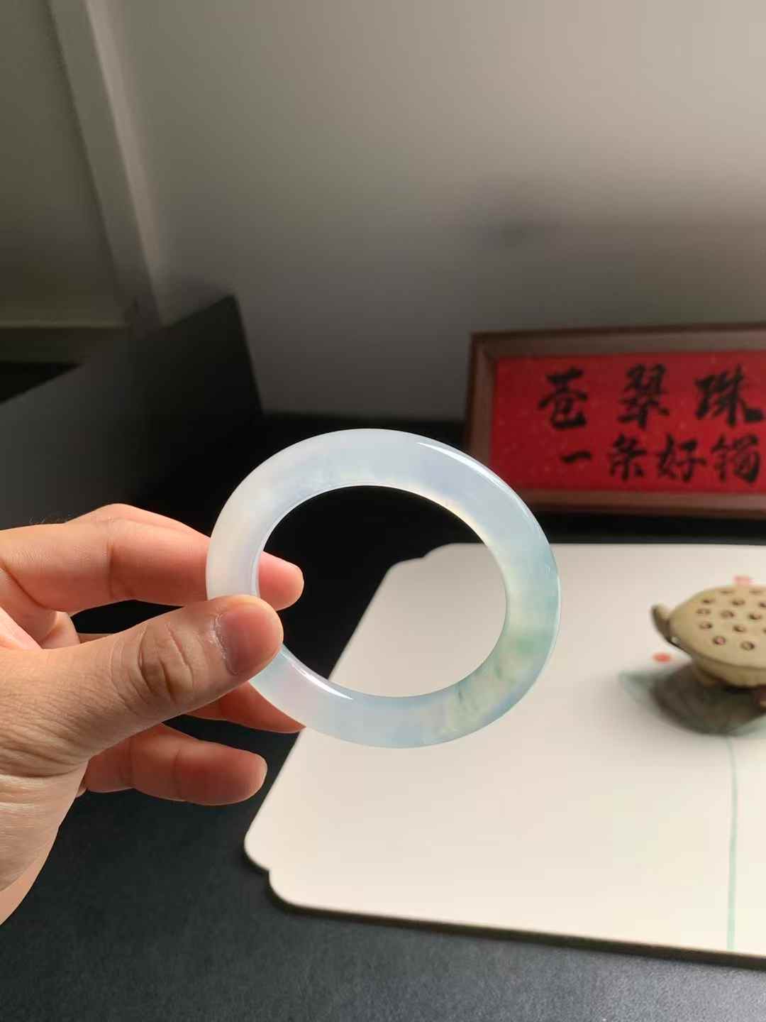 冰胶飘花圆条翡翠手镯
