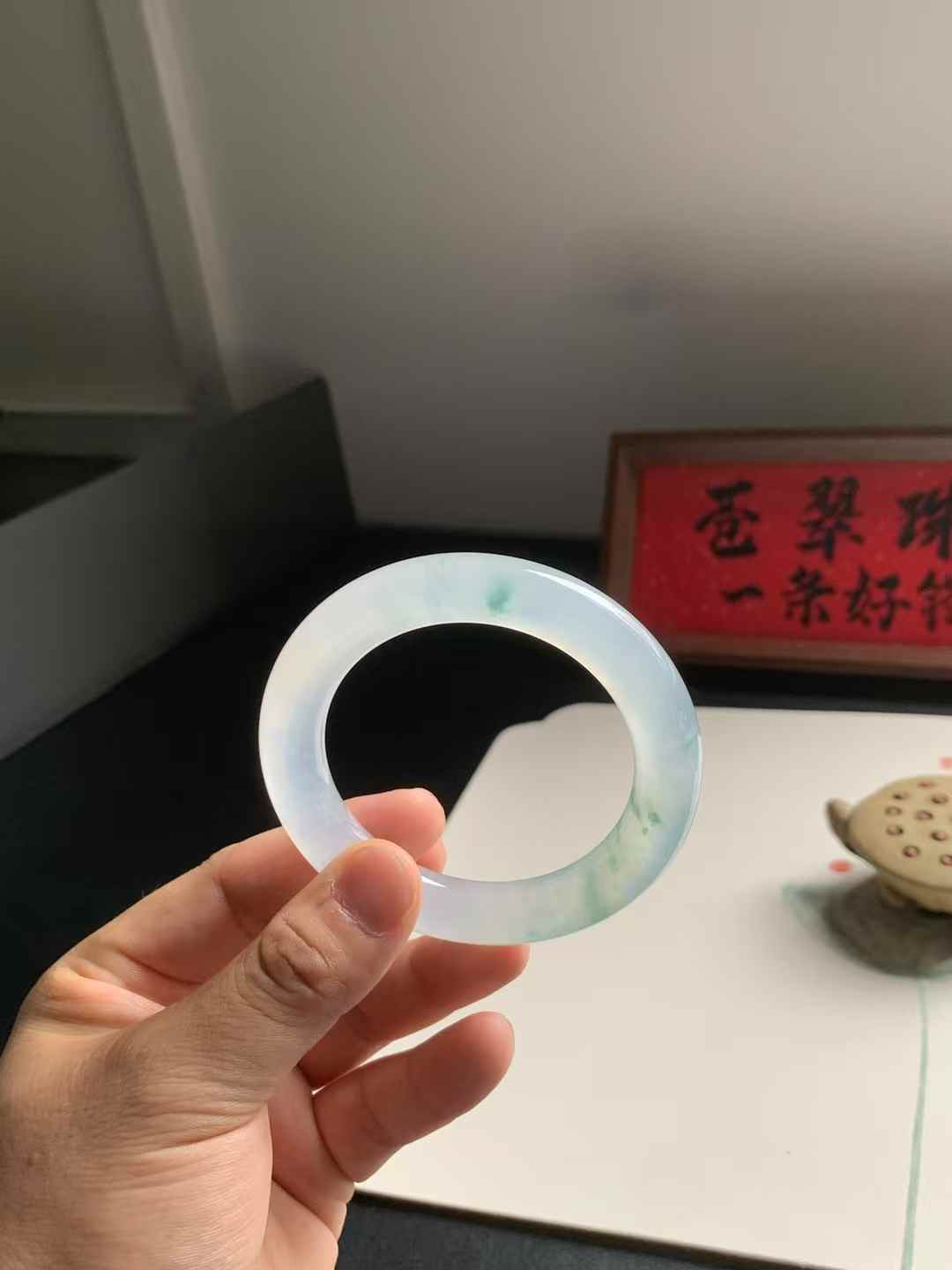 冰胶飘花圆条翡翠手镯