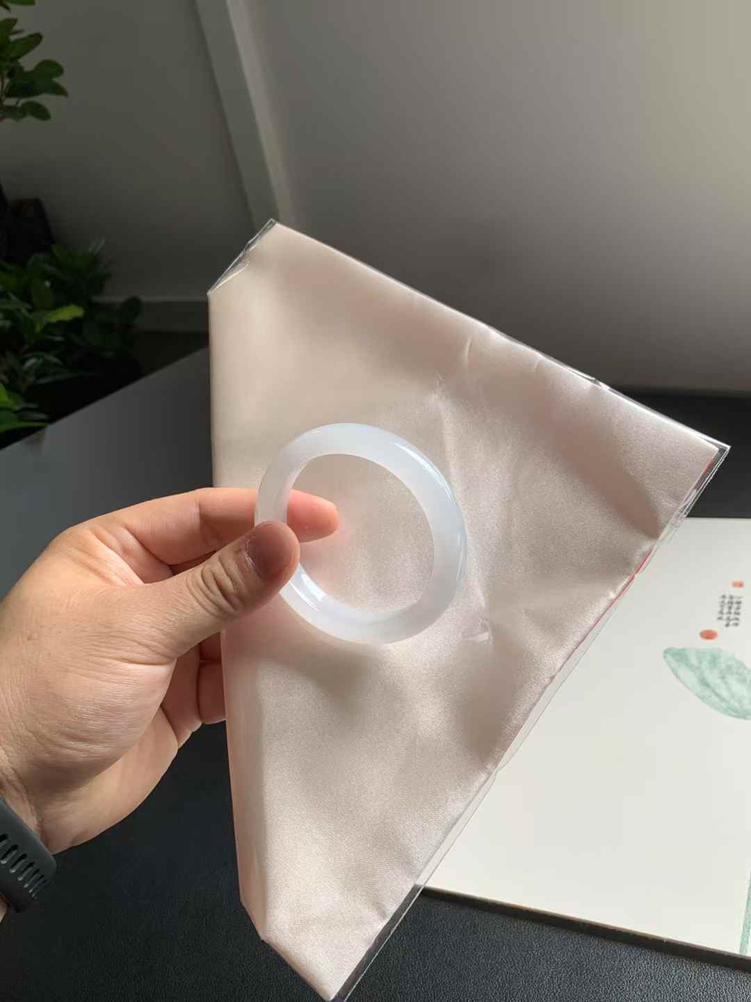 冰胶白底正圈翡翠手镯