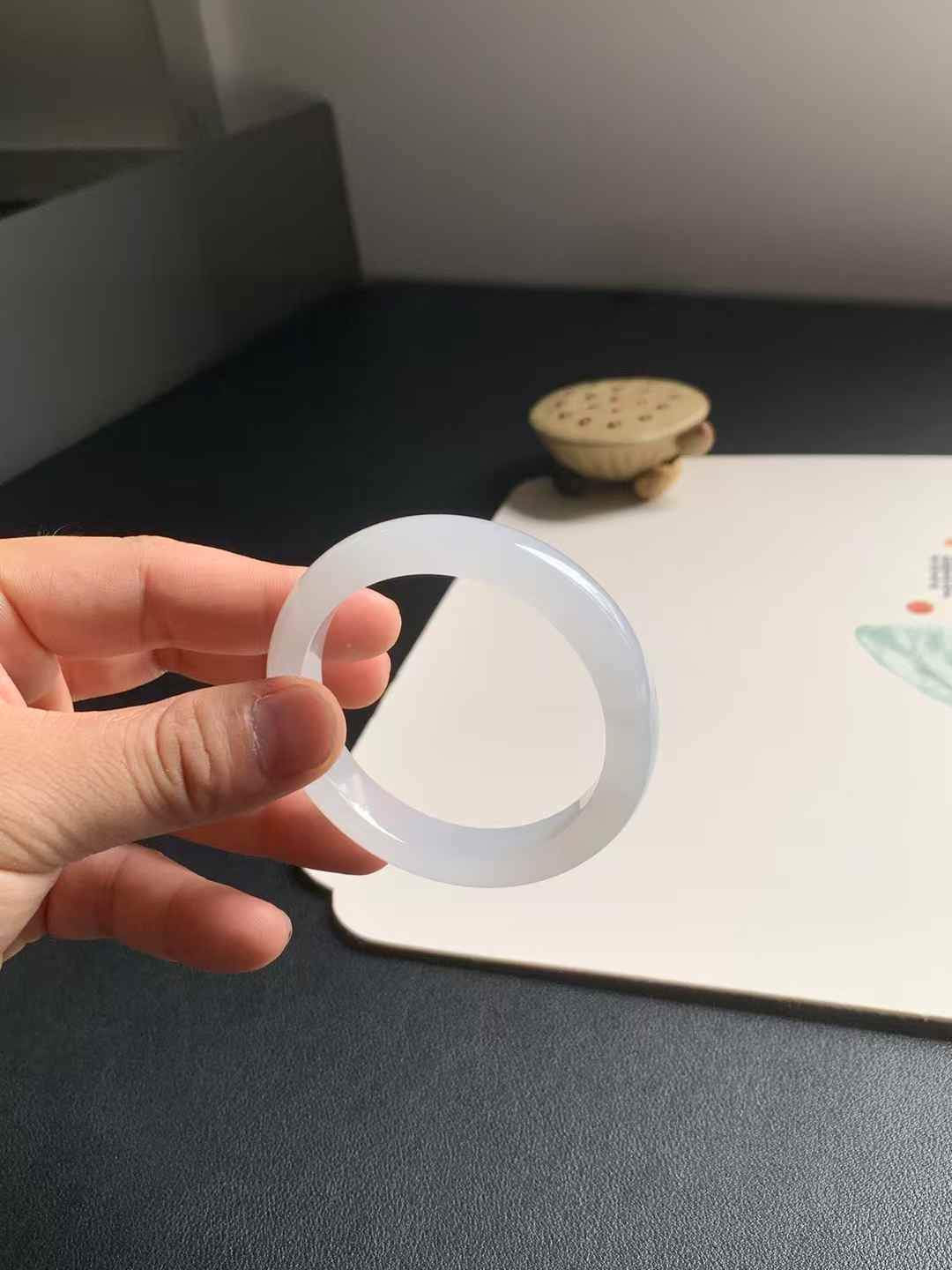 冰胶白底正圈翡翠手镯