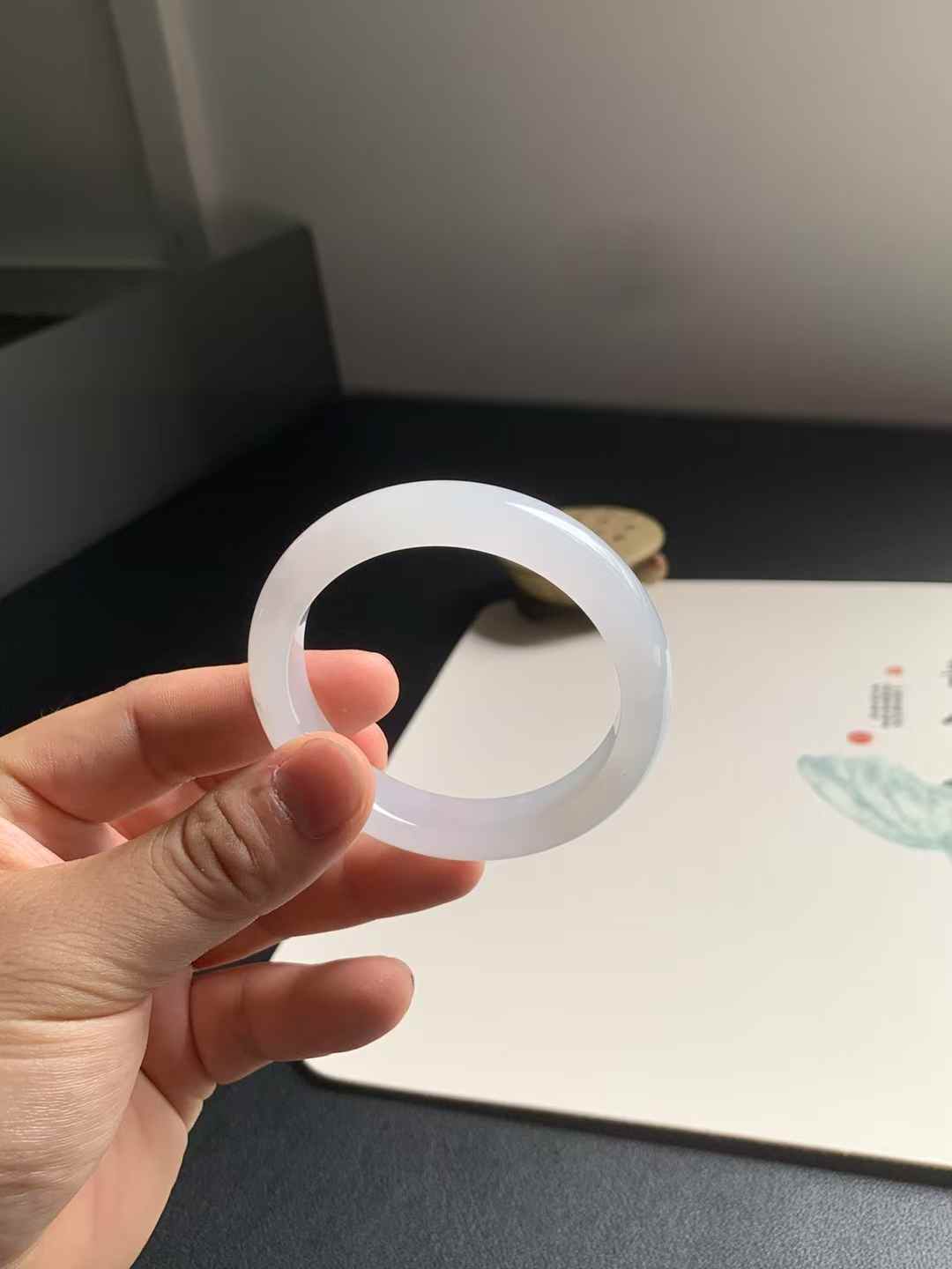 冰胶白底正圈翡翠手镯