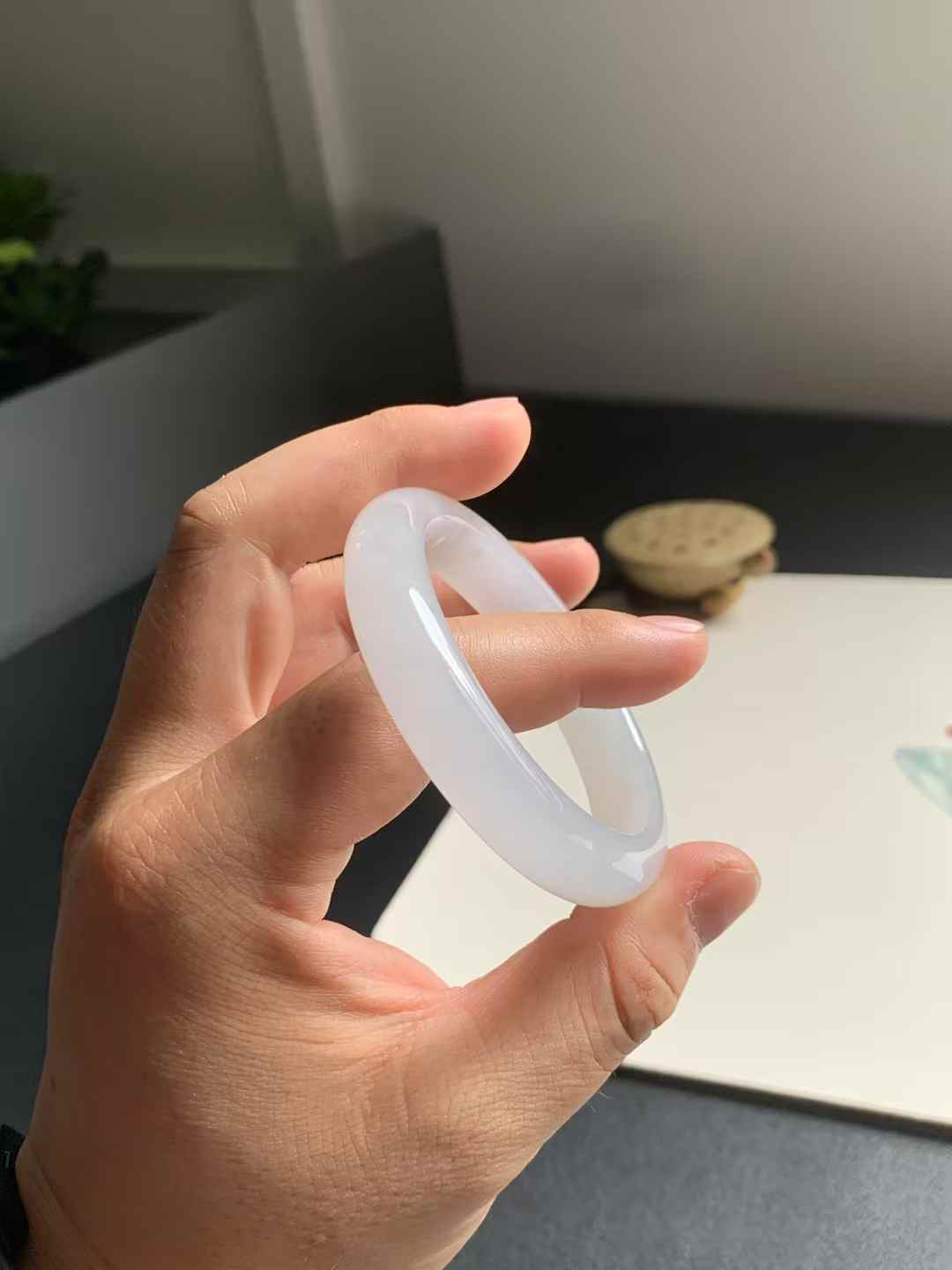 冰胶白底正圈翡翠手镯