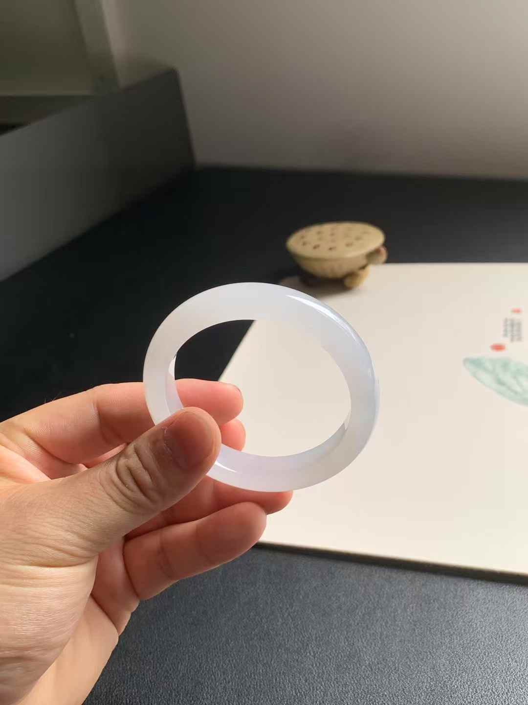 冰胶白底正圈翡翠手镯