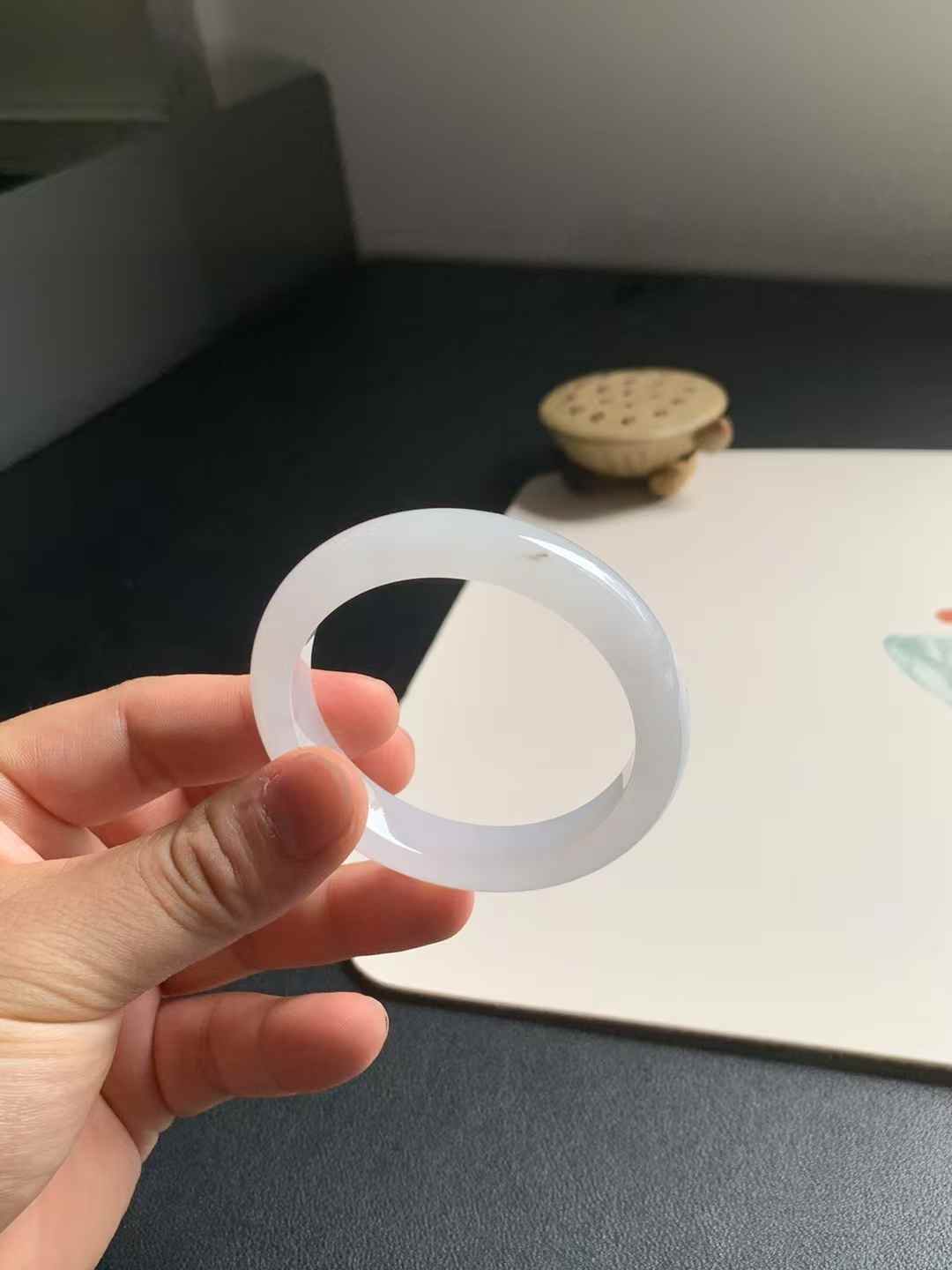 冰胶白底正圈翡翠手镯