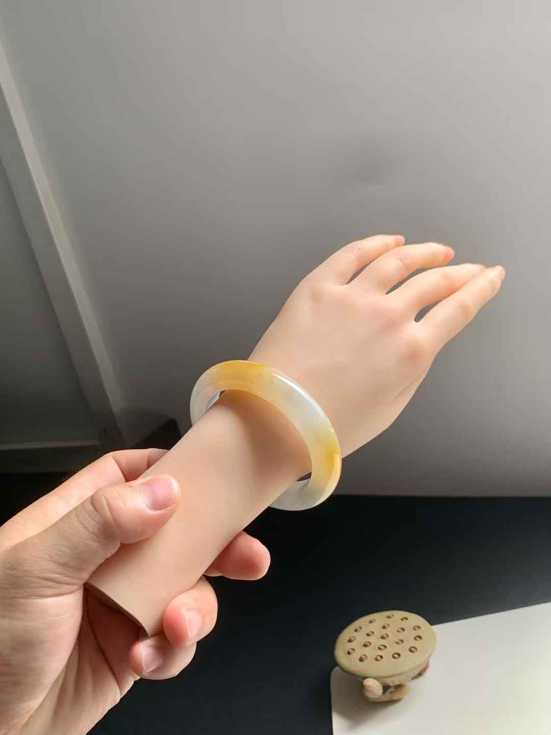 冰糯种黄翡正圈翡翠手镯