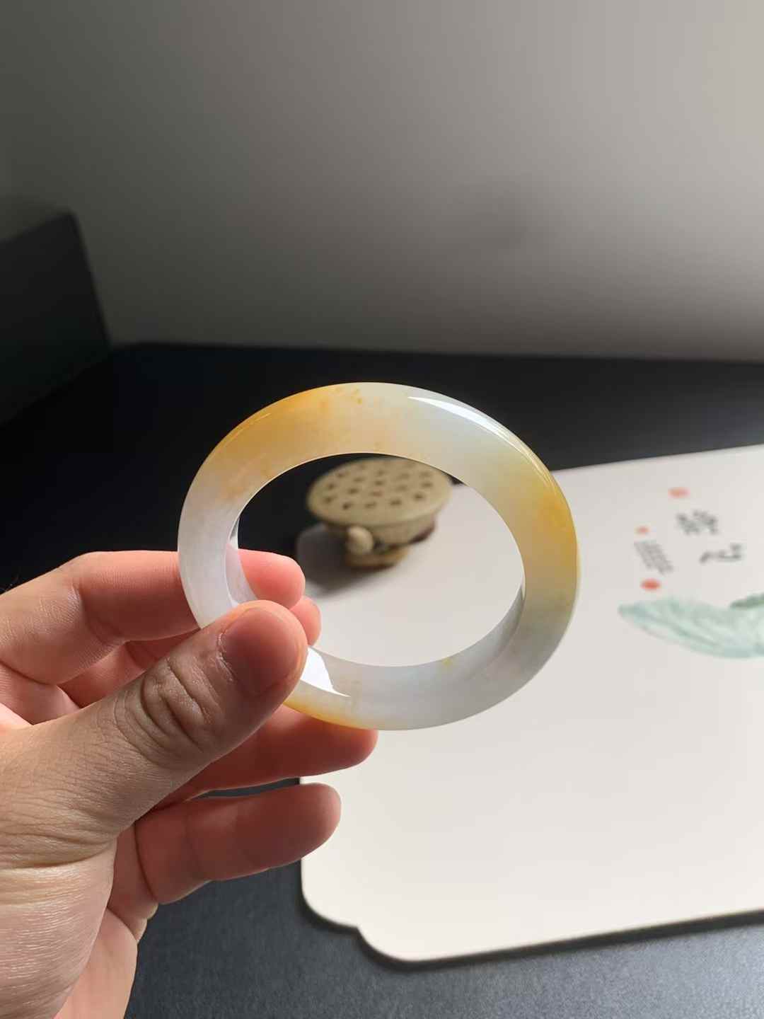 冰糯种黄翡正圈翡翠手镯