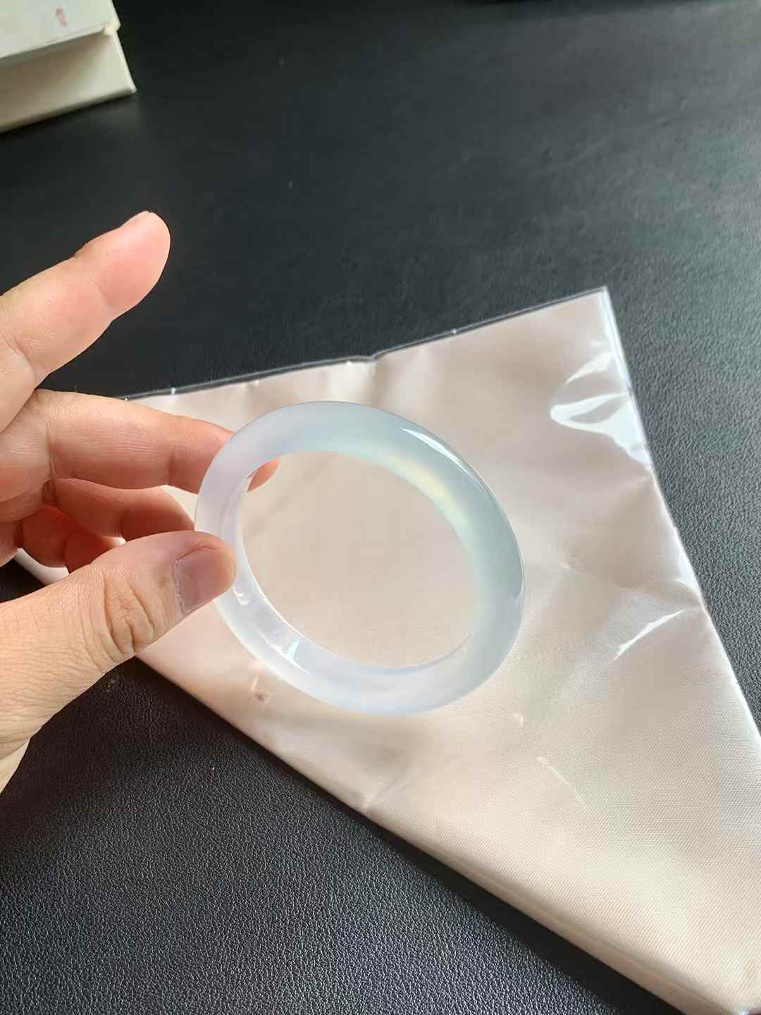玻璃种玛瑙底正圈翡翠手镯