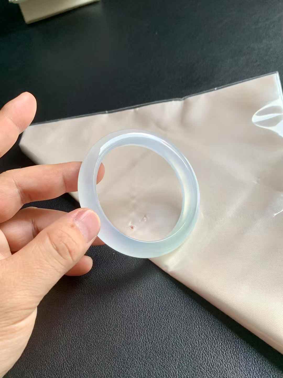 玻璃种玛瑙底正圈翡翠手镯