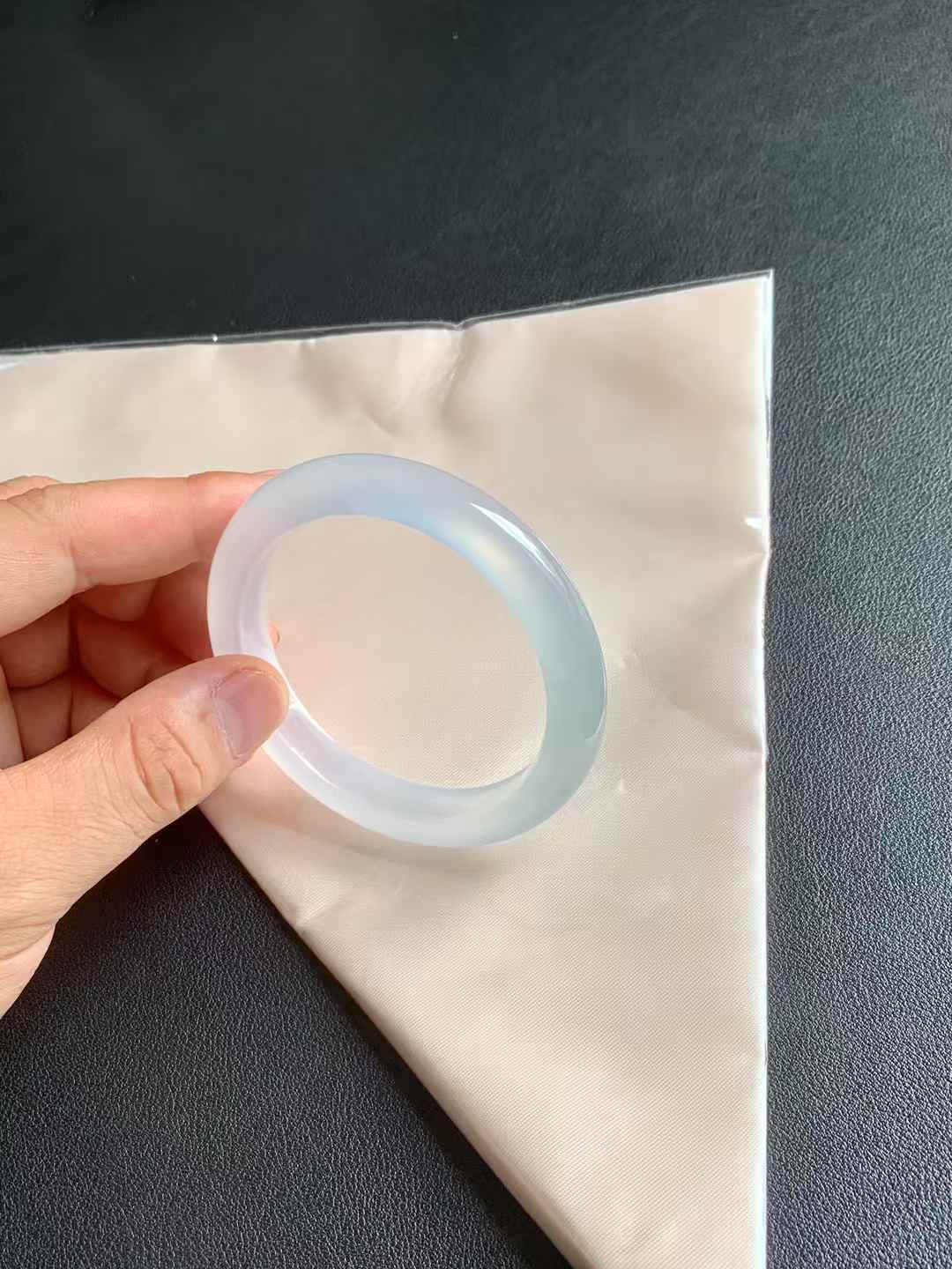 玻璃种玛瑙底正圈翡翠手镯