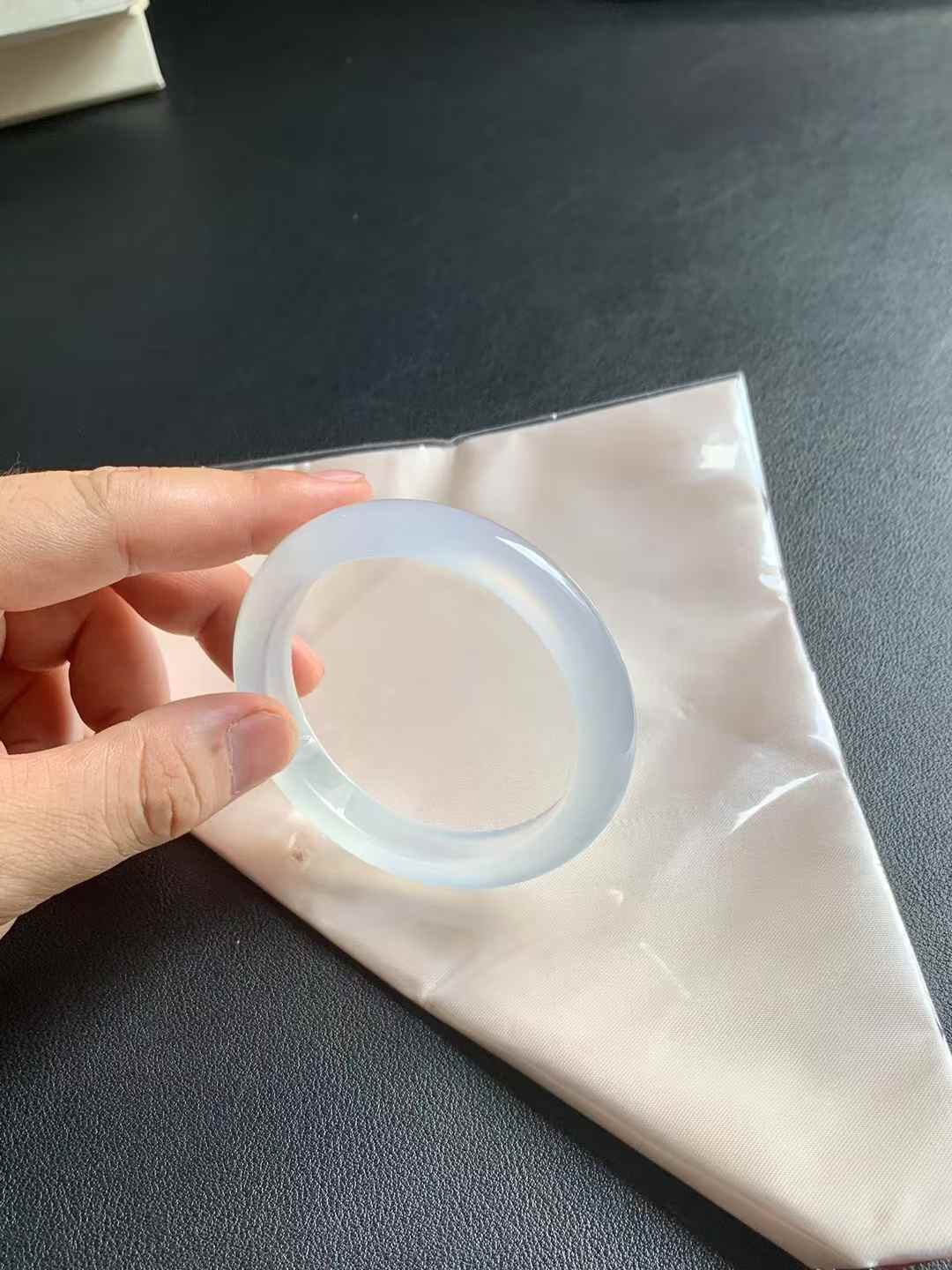 玻璃种玛瑙底正圈翡翠手镯