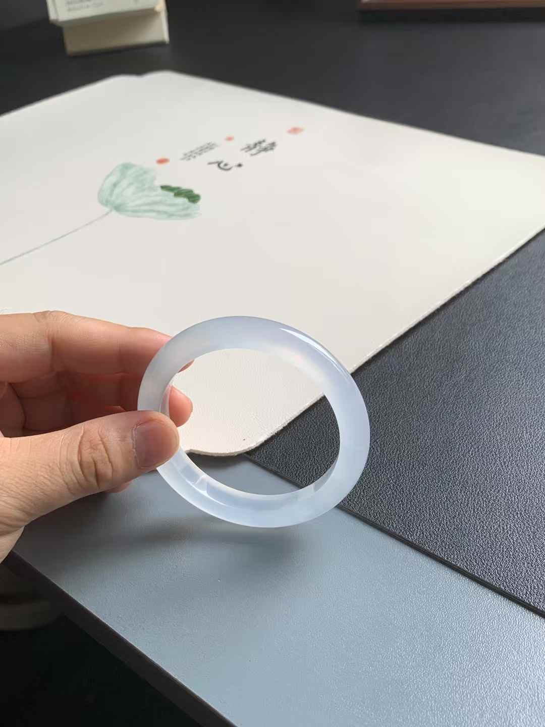 玻璃种玛瑙底正圈翡翠手镯