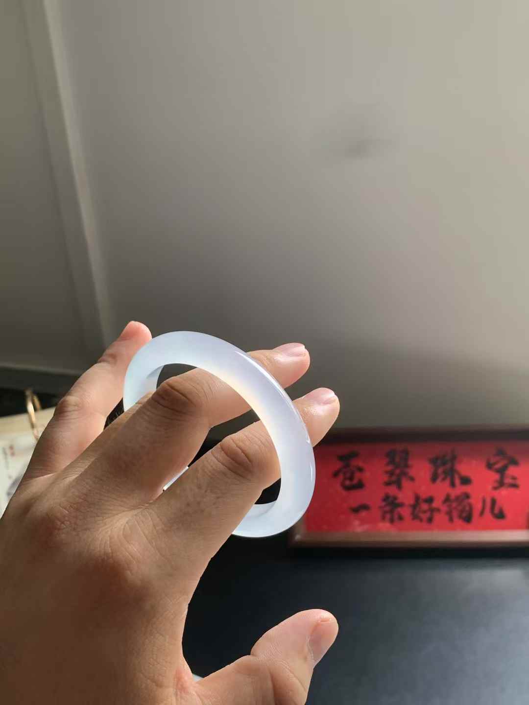 玻璃种玛瑙底正圈翡翠手镯