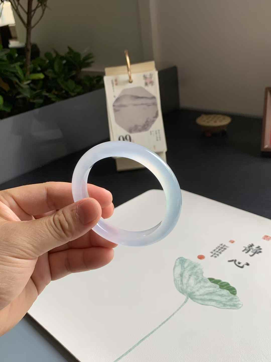 玻璃种玛瑙底正圈翡翠手镯