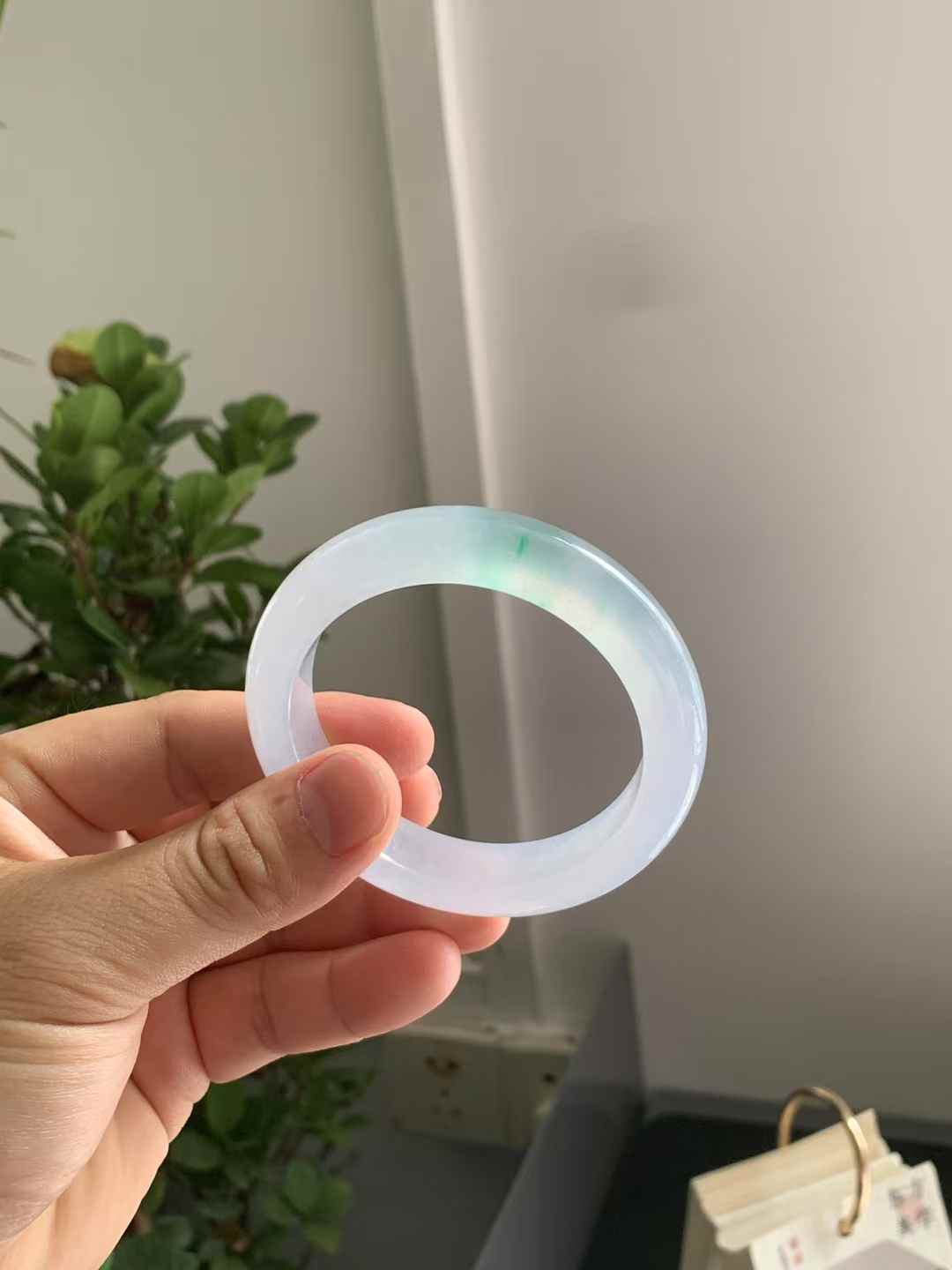 高冰种阳绿花正圈翡翠手镯