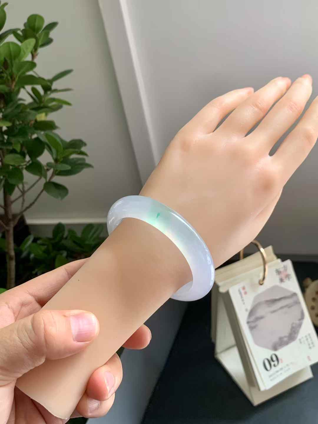 高冰种阳绿花正圈翡翠手镯