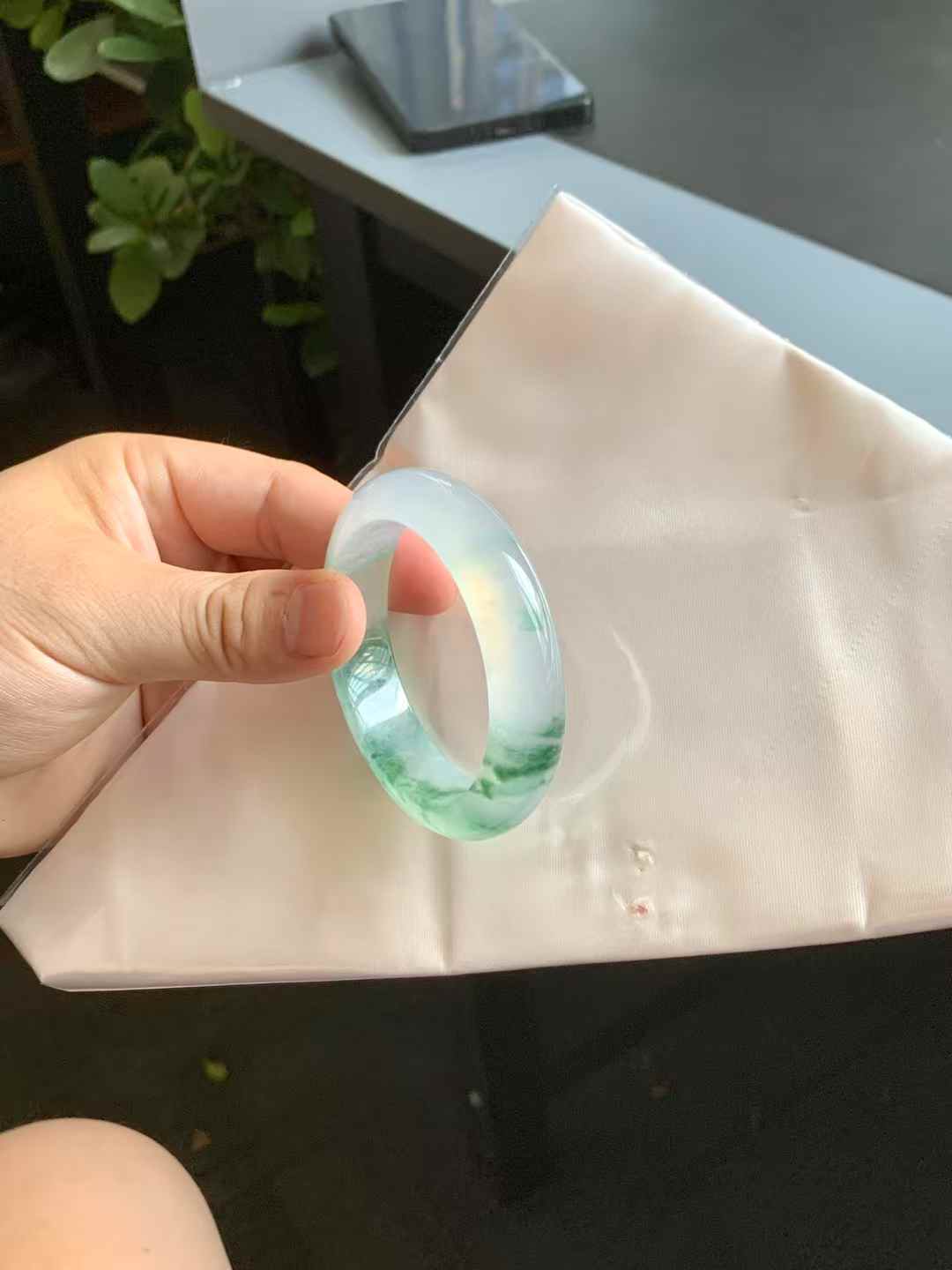 高冰底飘花正圈翡翠手镯