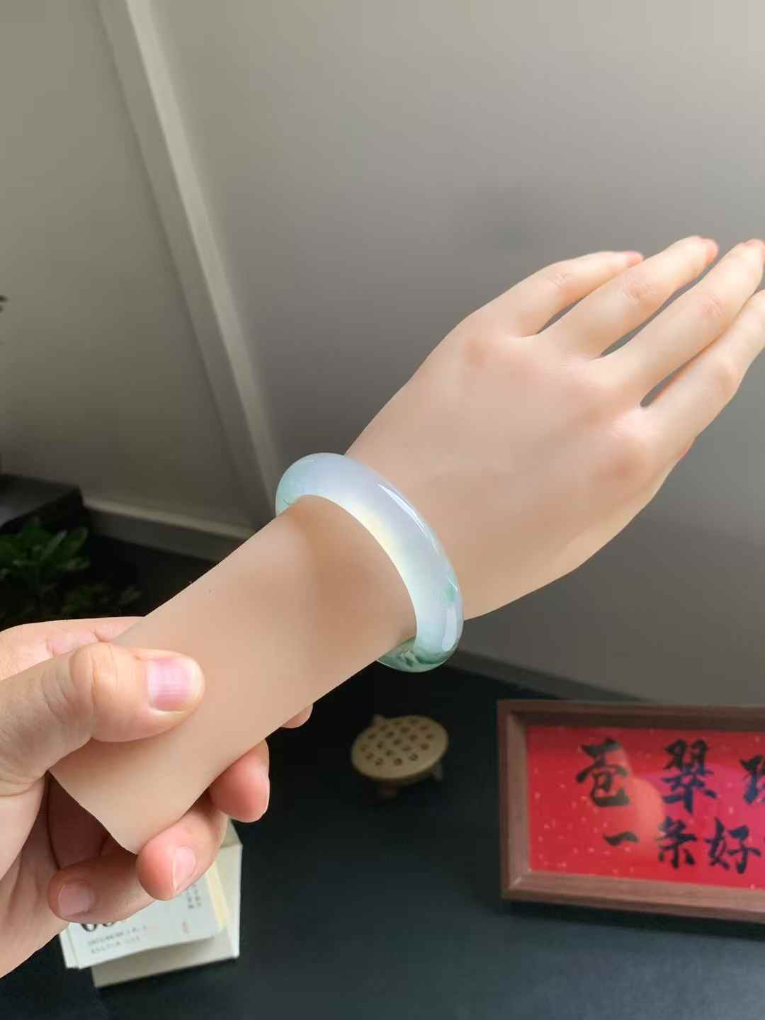高冰底飘花正圈翡翠手镯